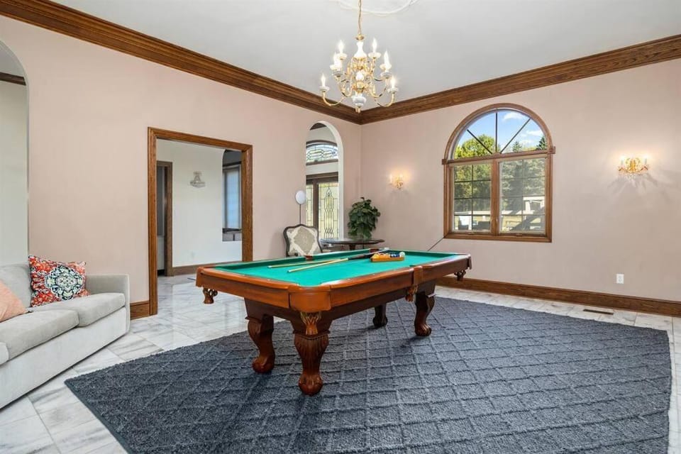 12,700 sf 8 Room Mansion on 18 acres House in Ohio