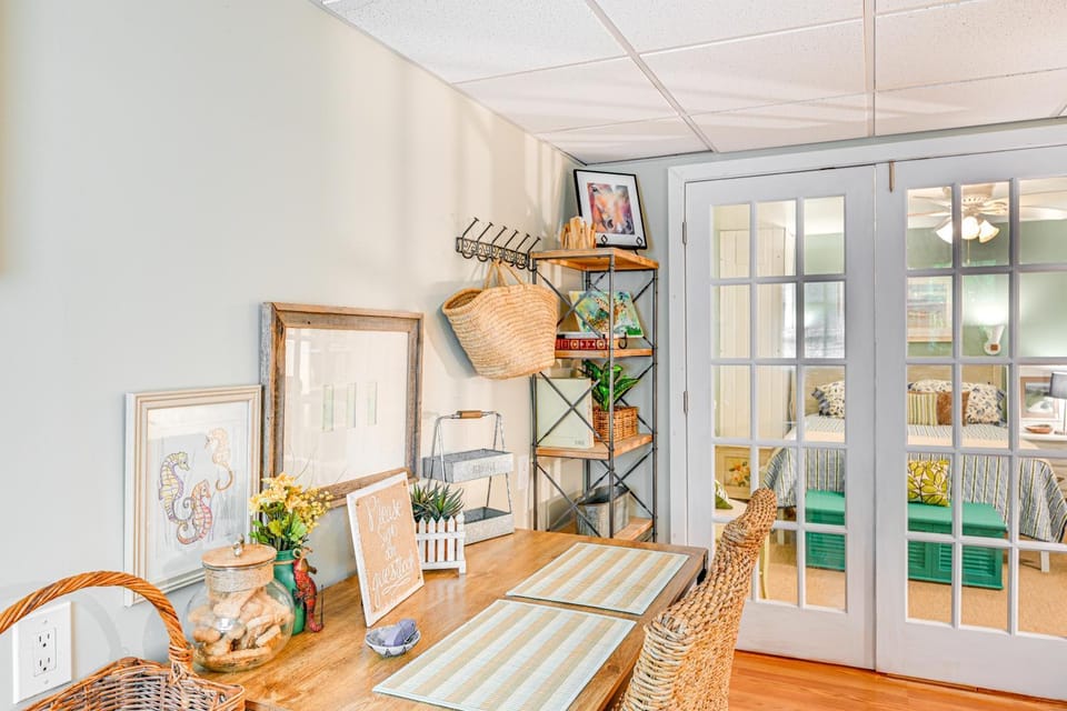 Pet-Friendly Apt w/ Hot Tub Near the Hamptons! Apartment in Aquebogue