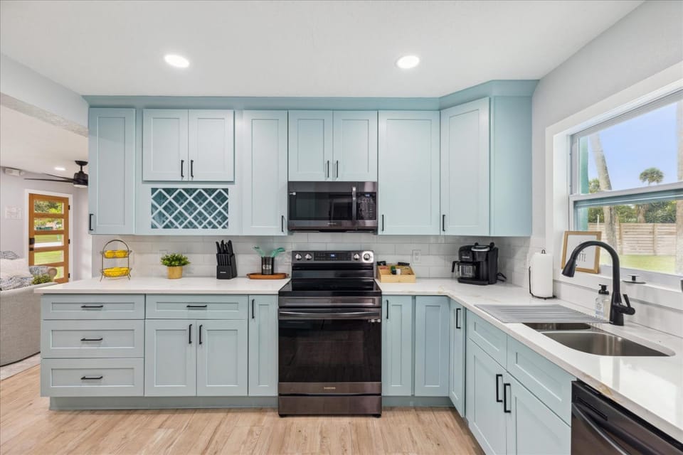 Coffee/tea facilities, Kitchen or kitchenette, dishwasher, microwave, oven, stove