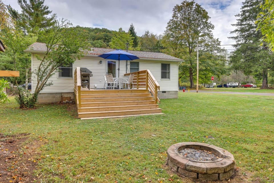 Greenbrier River Retreat w/ Deck - Steps to Trail! House in Shenandoah Valley