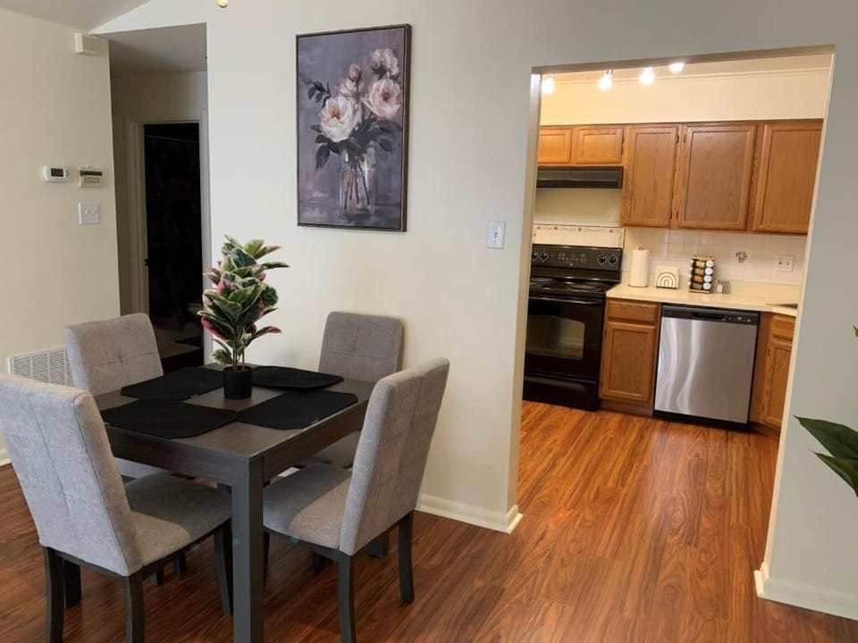 Cozy 2 Bedroom, 2 Full Bath Condo Close to MGM, Top Golf, Natl Harbor & So Much More Apartment in Oxon Hill
