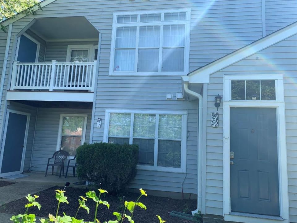 Cozy 2 Bedroom, 2 Full Bath Condo Close to MGM, Top Golf, Natl Harbor & So Much More Apartment in Oxon Hill