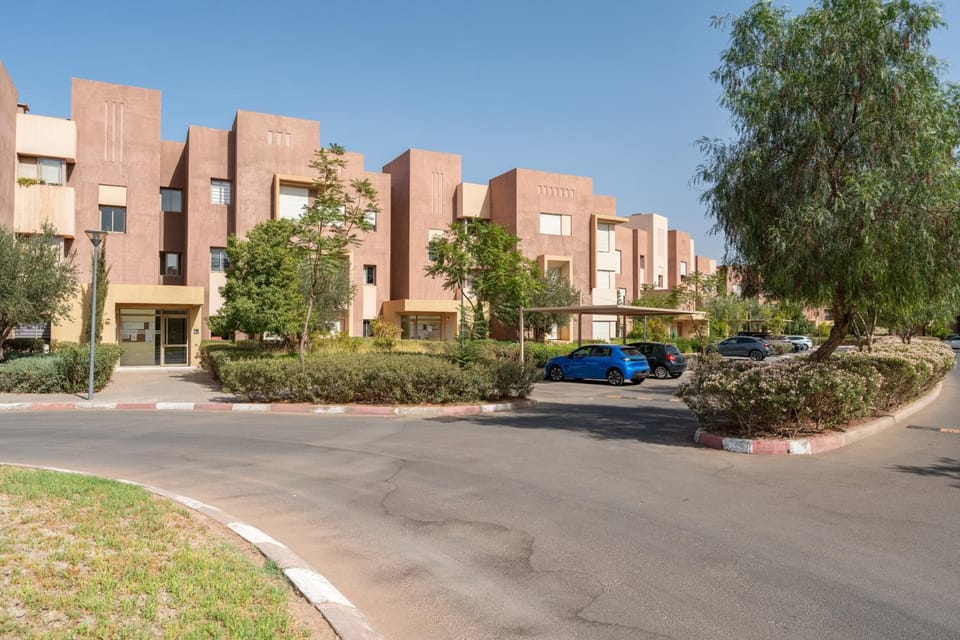 Property building, Day, Neighbourhood, Street view, Location, Parking