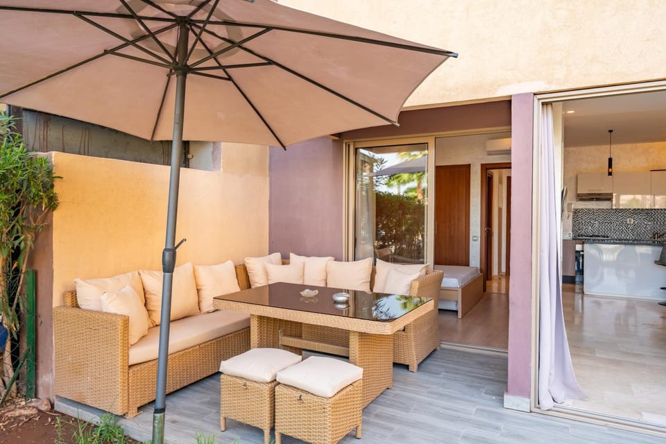 Patio, Day, Living room, Seating area, Dining area, sunbed