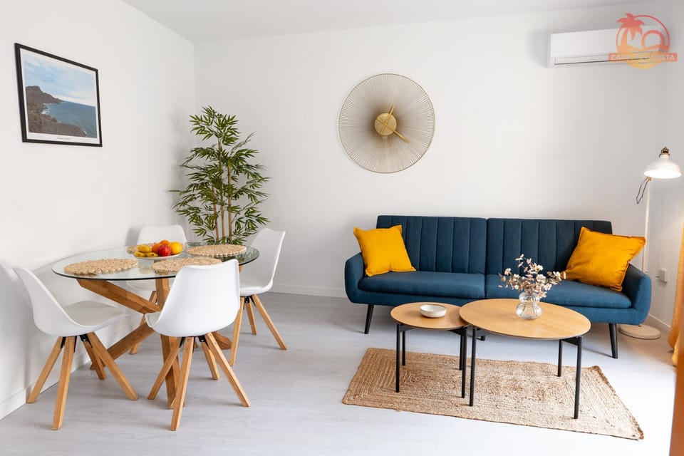 Living room, Seating area, Dining area, air conditioner