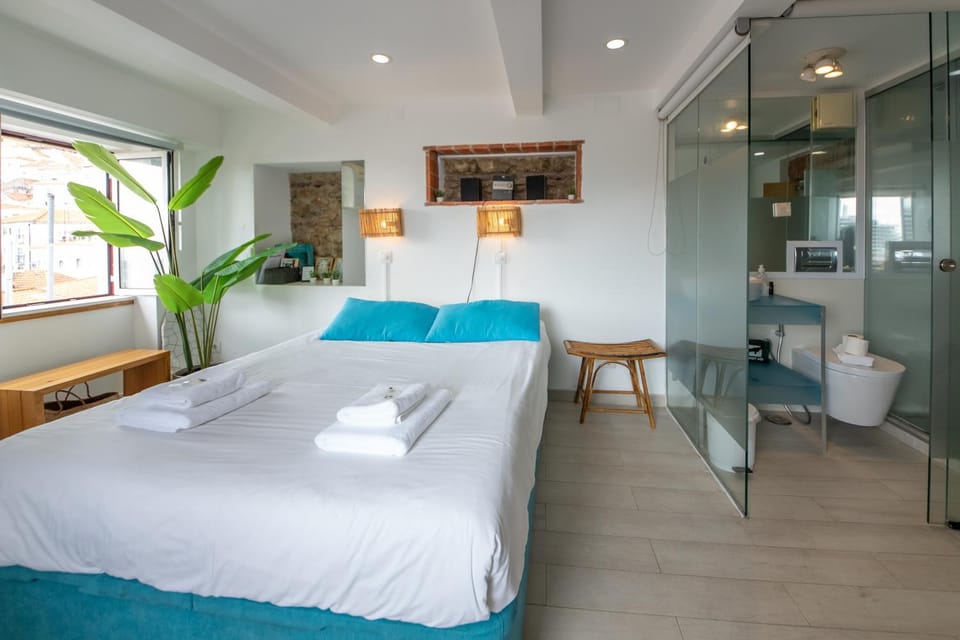 Bed, towels