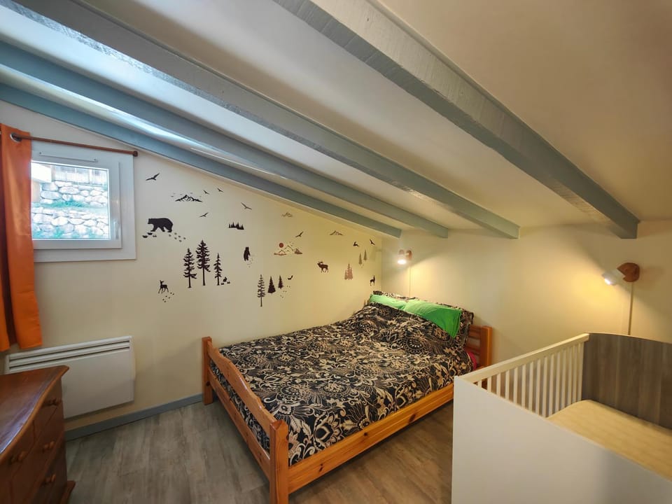Photo of the whole room, Bedroom