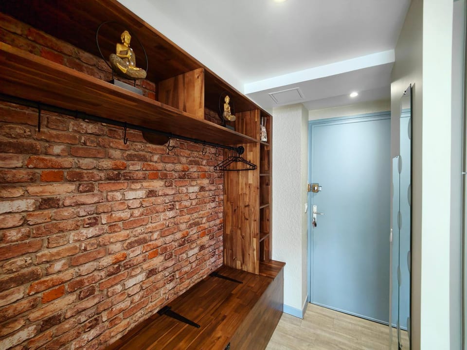 Facade/entrance, storage, wardrobe