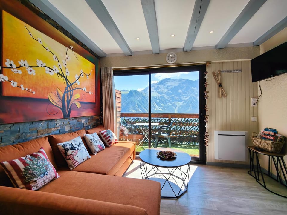 View (from property/room), Balcony/Terrace, Living room, Landmark view, Mountain view, River view