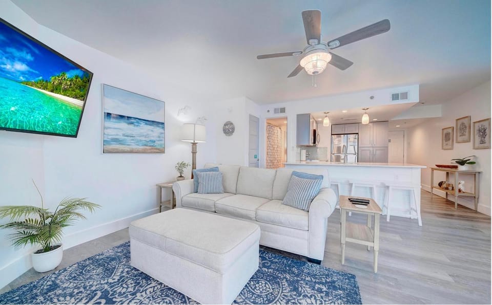 Sunbird Resort! Stunning Remodeled Beachfront Condo! Free Beach Chair Service! by Dolce Vita PCB! Apartment in Panama City Beach