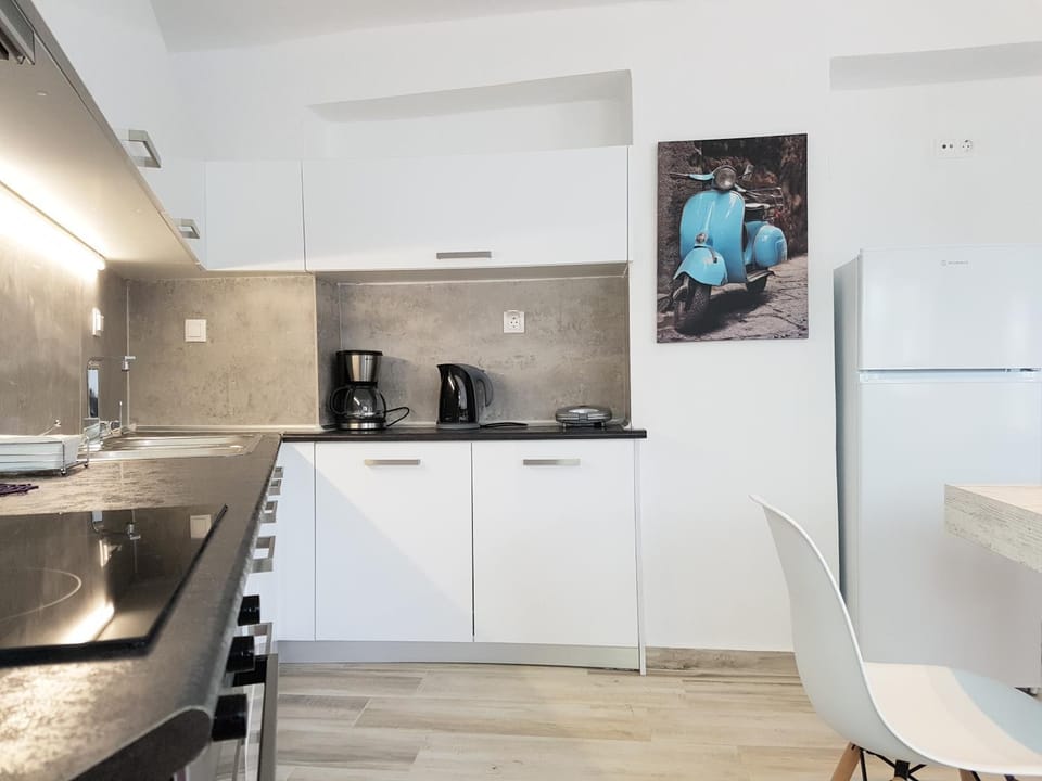 Coffee/tea facilities, minibar, oven