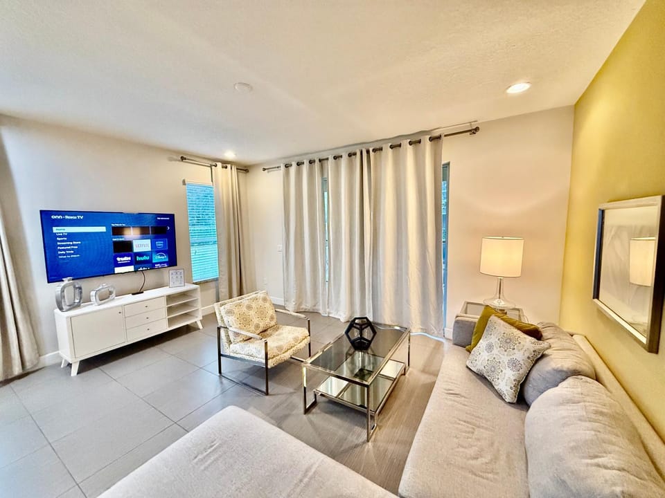 Fabulous 3BR Retreat Townhouse near Disney Parks House in Osceola County