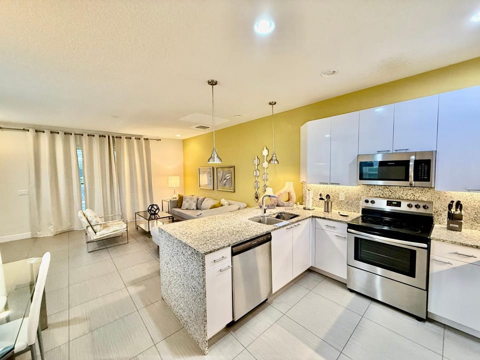 Fabulous 3BR Retreat Townhouse near Disney Parks House in Osceola County