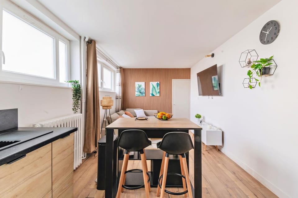 Dining area, minibar