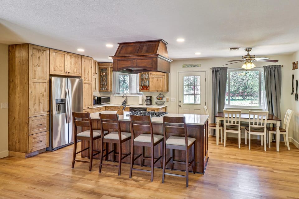 Near Woodland Lake Park: Home w/ Fire Pit! House in Pinetop-Lakeside