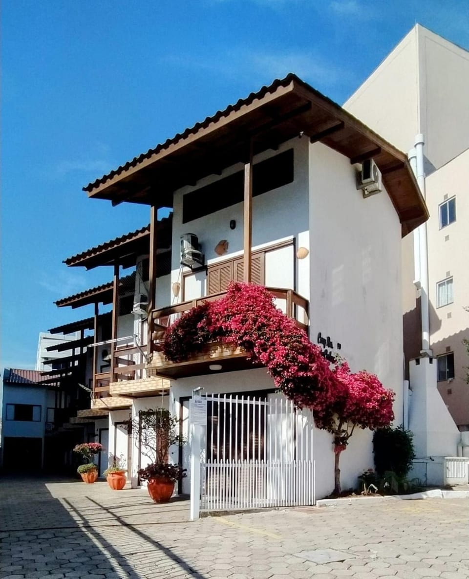 Triplex Litoral 2Q a 60m da praia by Achei Apartment in Florianopolis