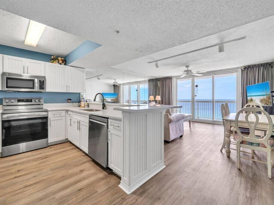 Kitchen or kitchenette, Photo of the whole room, Dining area, Sea view, dishwasher, oven