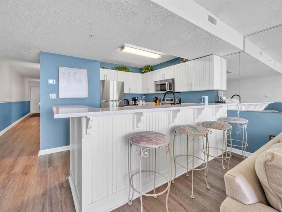 Kitchen or kitchenette, dishwasher