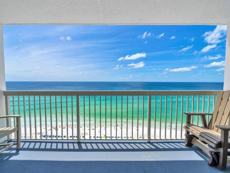 Pelican Beach Resort by DestinGetAway Apartment in Destin