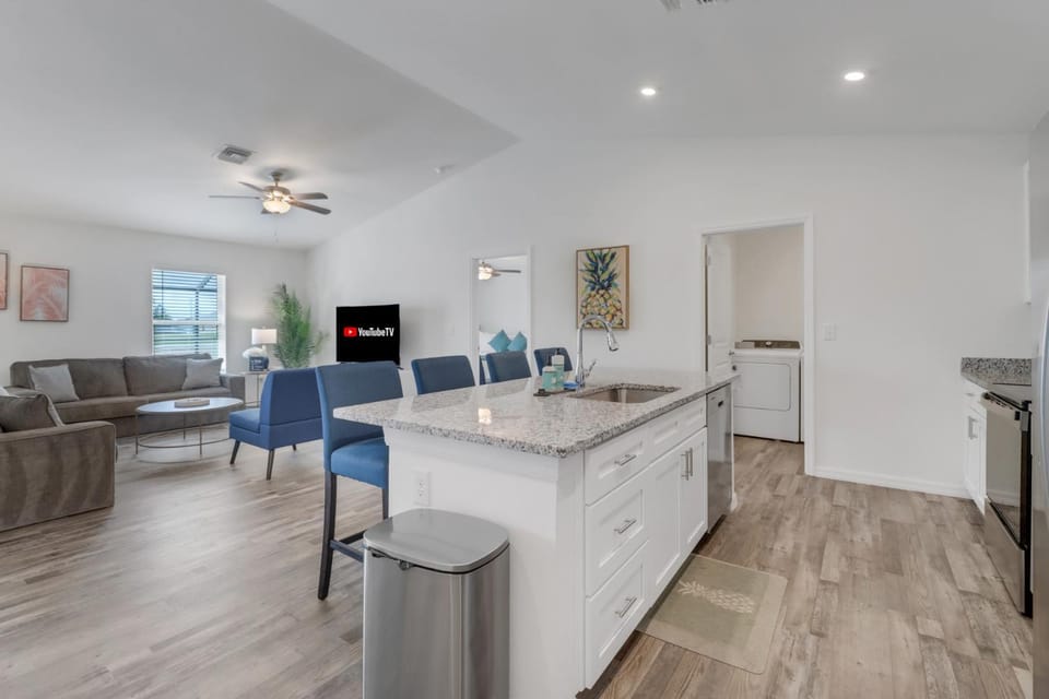 Luxury Retreat with Heated Saltwater Pool and Big Patio Perfect for 2 families House in Cape Coral