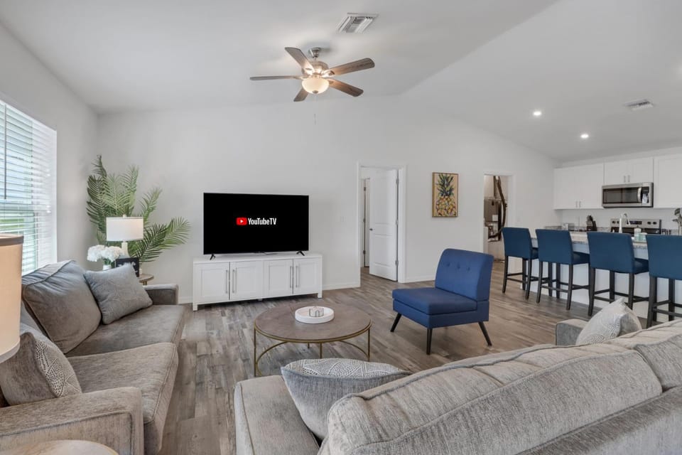 Luxury Retreat with Heated Saltwater Pool and Big Patio Perfect for 2 families House in Cape Coral