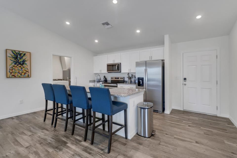 Luxury Retreat with Heated Saltwater Pool and Big Patio Perfect for 2 families House in Cape Coral