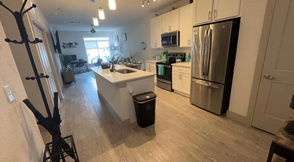 Beautiful Condo on Riverwalk King Suite w Free Parking Pet Friendly Centrally Located on the Riverwalk Apartment in San Antonio