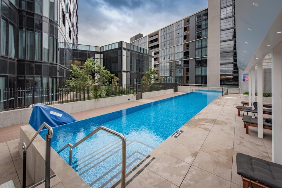 Property building, Day, Pool view, Swimming pool, sunbed