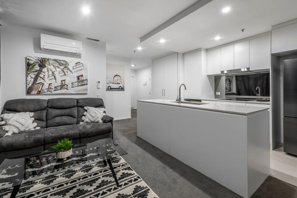 TV and multimedia, Kitchen or kitchenette, Living room, Seating area, oven, air conditioner