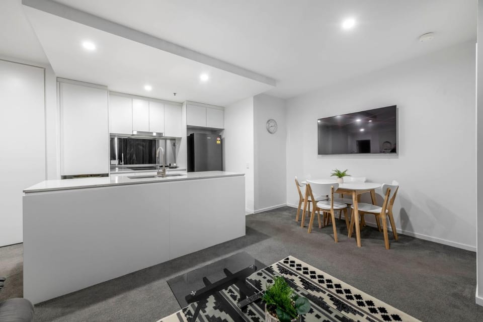 TV and multimedia, Kitchen or kitchenette, Dining area, oven, stove