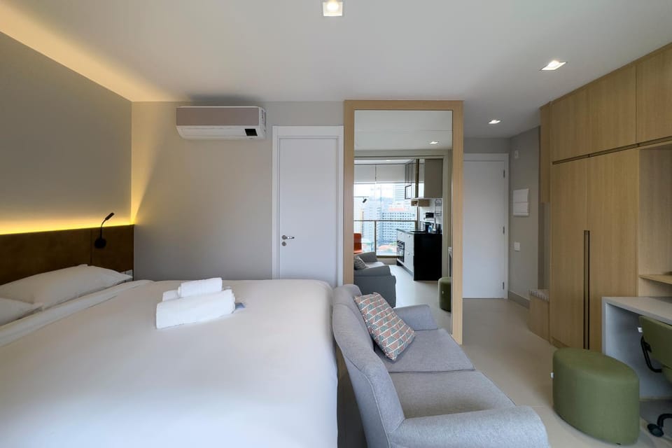 Photo of the whole room, towels, air conditioner