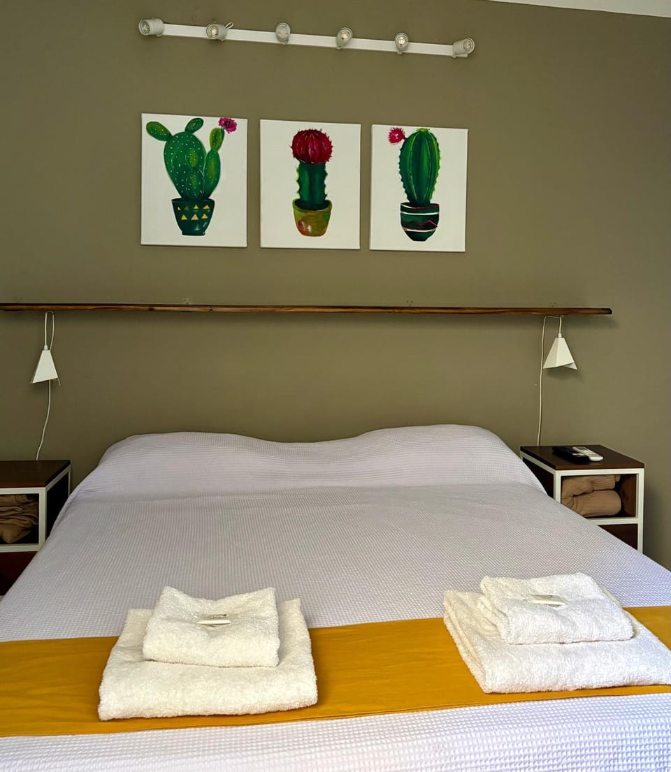 Bed, towels