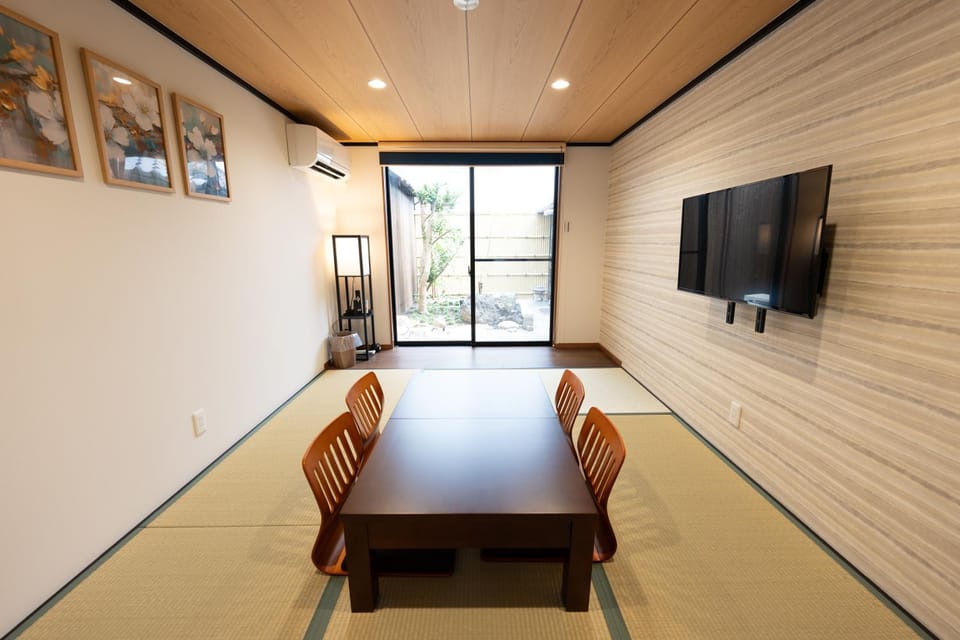 Communal lounge/ TV room, TV and multimedia, Living room, Seating area, Dining area