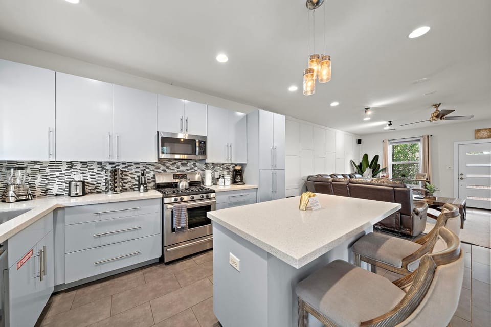 Downtown Private Oasis Stay Fire Pit & Hot Tub House in Houston
