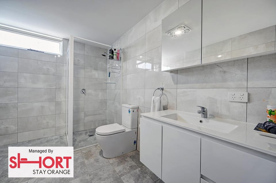 Shower, Toilet