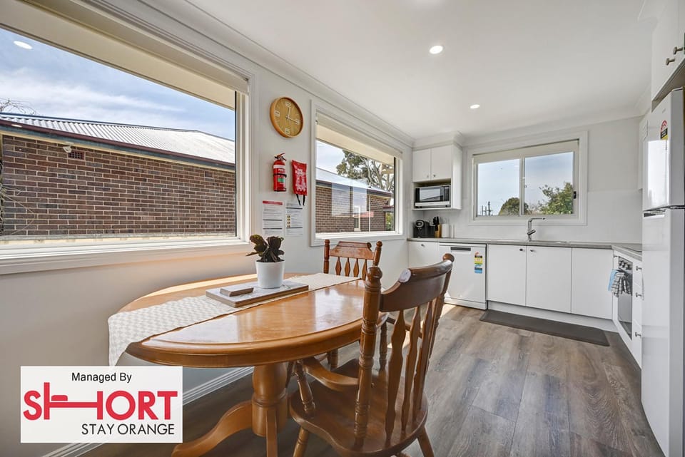 View (from property/room), View (from property/room), Kitchen or kitchenette, Dining area, dishwasher, oven, stove, toaster