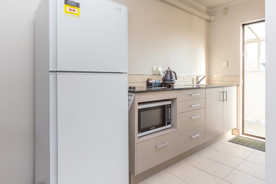 Kitchen or kitchenette, minibar, stove, toaster