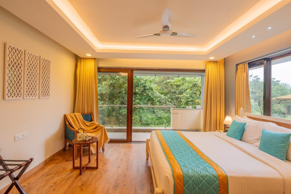 Bed, Living room, Photo of the whole room, Seating area, Bedroom, fireplace