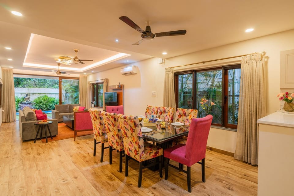 Living room, Seating area, Dining area, Breakfast, air conditioner