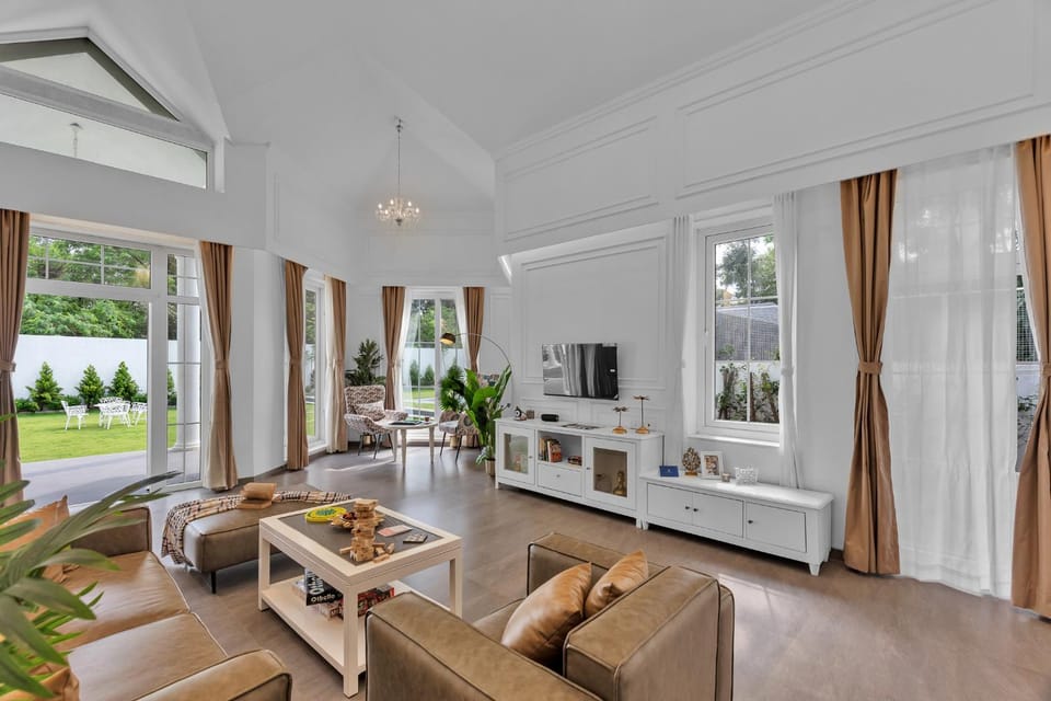 Communal lounge/ TV room, TV and multimedia, Living room, Seating area, Evening entertainment, Garden view, air conditioner