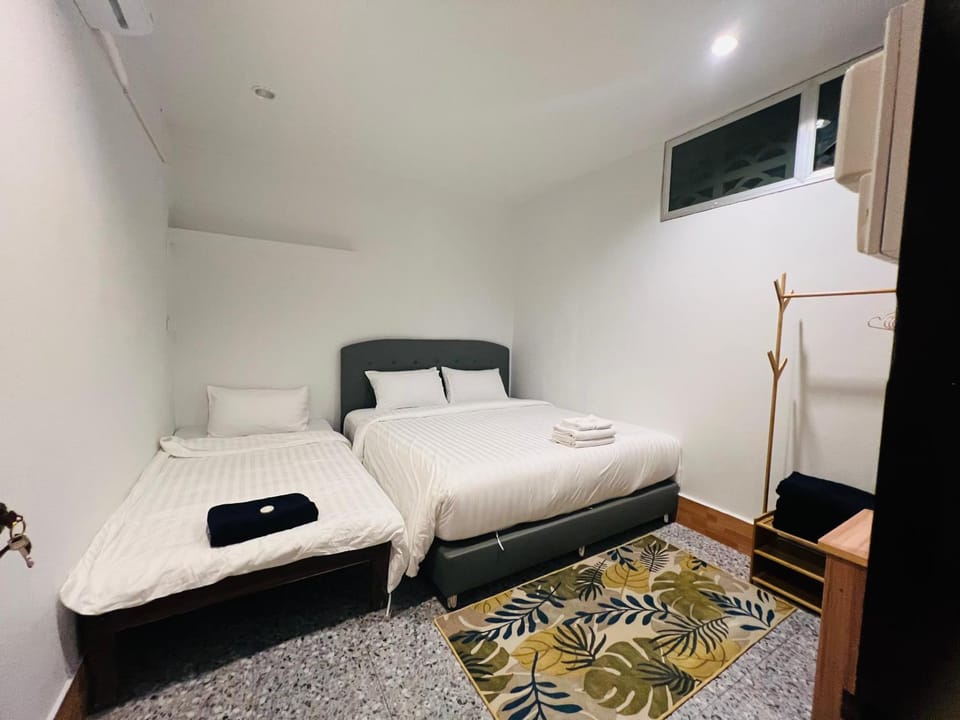 Bed, TV and multimedia, Bedroom, towels
