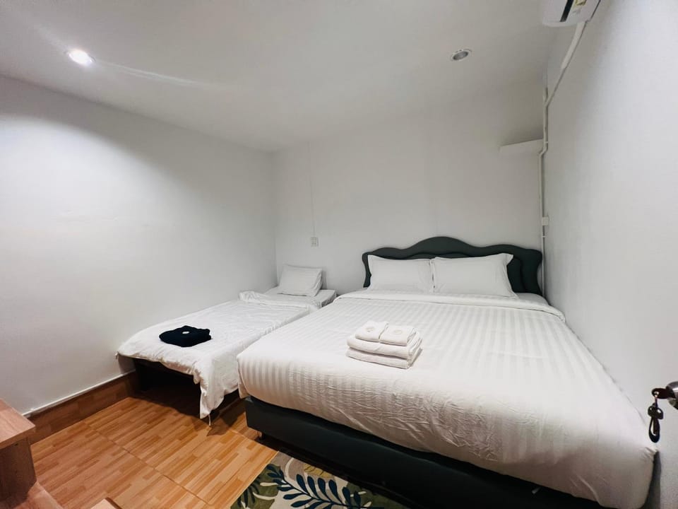 Bed, Bedroom, towels