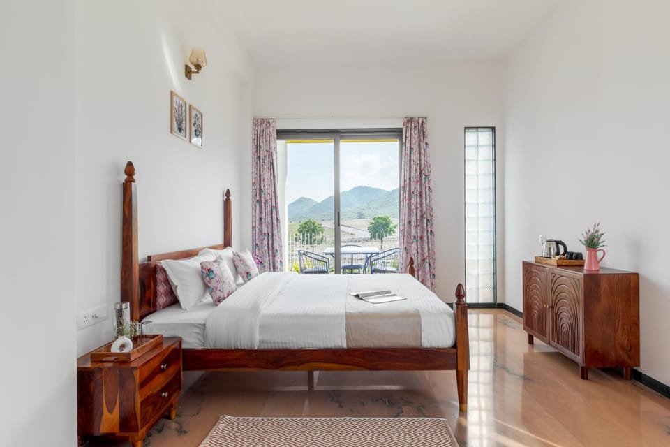 Bed, Natural landscape, Photo of the whole room, Bedroom, Mountain view