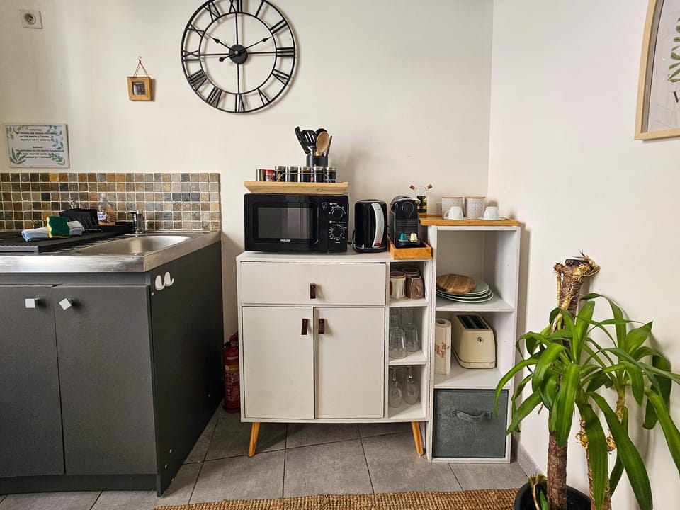 Kitchen or kitchenette