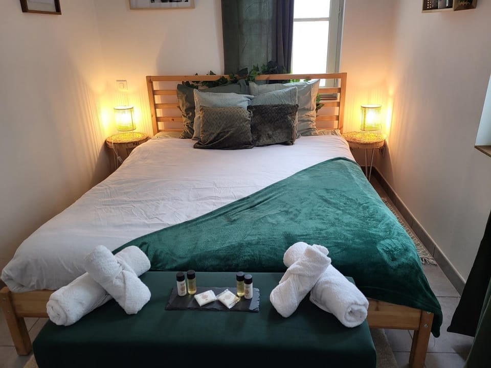 Bed, Bedroom, towels