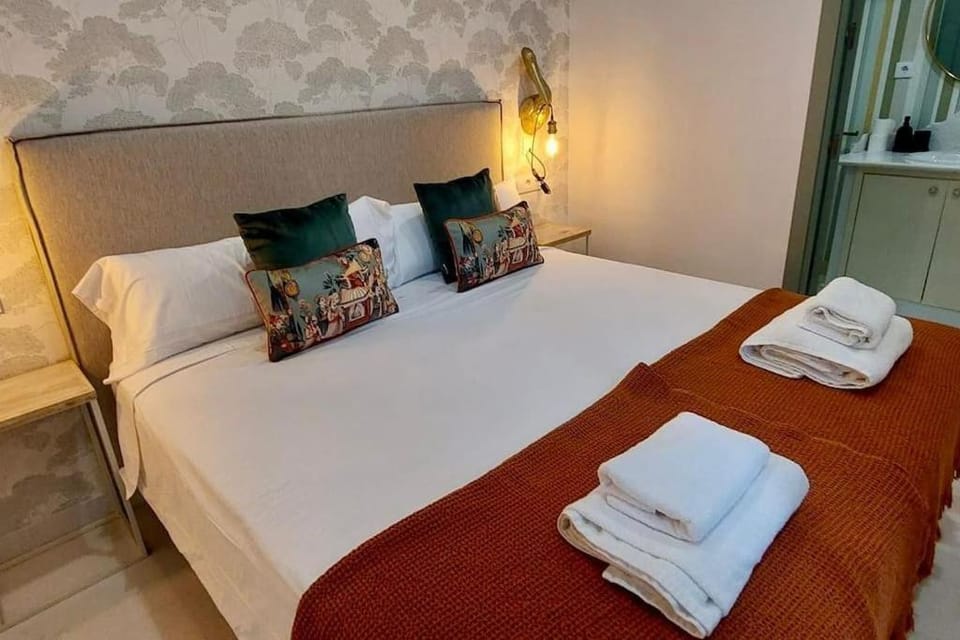 Bed, Photo of the whole room, Bedroom, towels