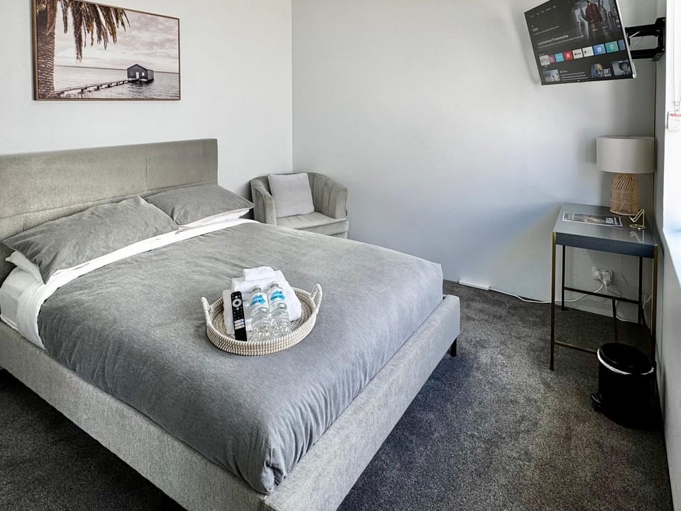 Bed, TV and multimedia, Photo of the whole room, Bedroom