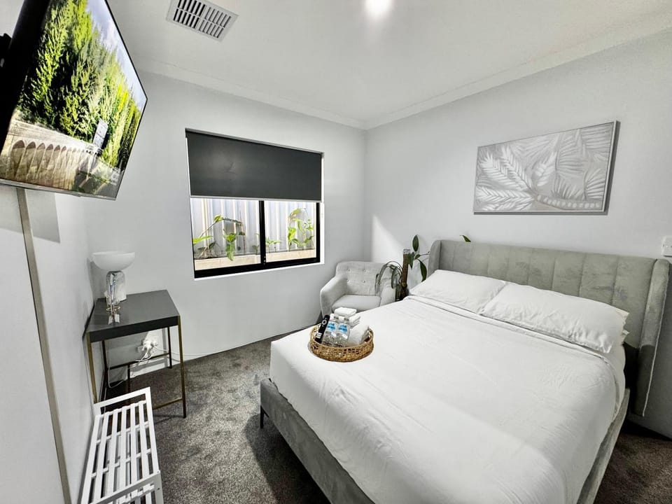 Bed, TV and multimedia, Photo of the whole room, Bedroom