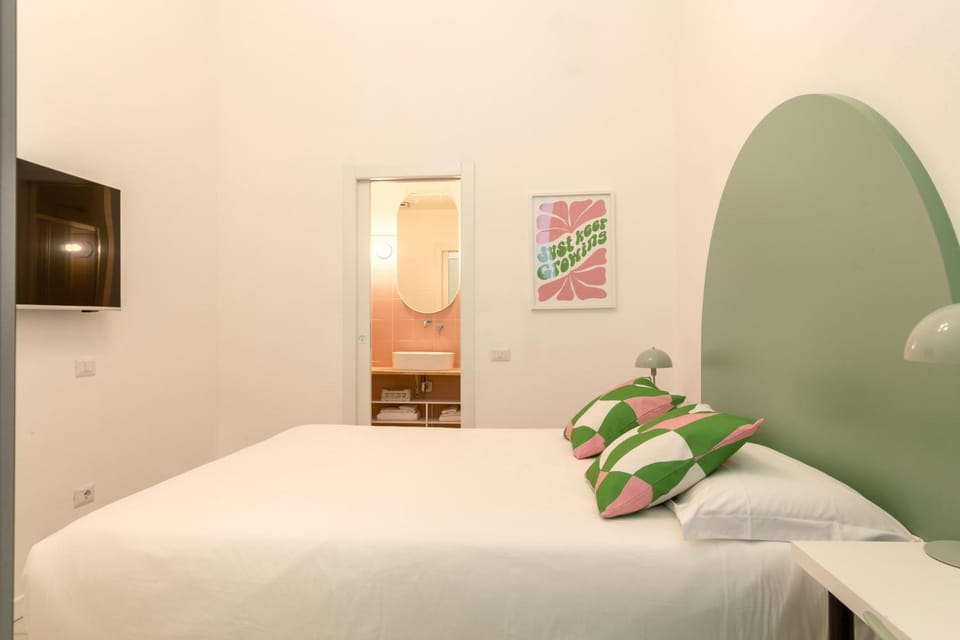 Bed, Bathroom, TV and multimedia, Photo of the whole room, Bedroom