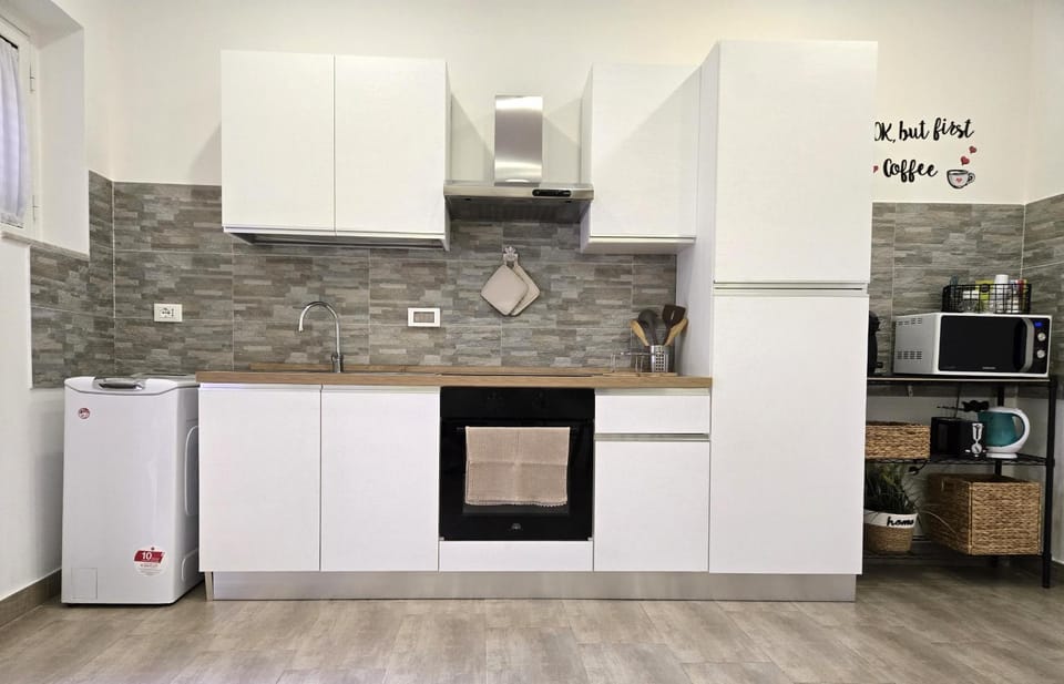 Coffee/tea facilities, Kitchen or kitchenette, oven, stove, toaster